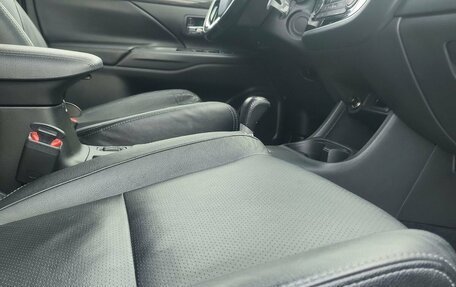 Mitsubishi Outlander III рестайлинг 3, 2015 год, 1 820 000 рублей, 17 фотография