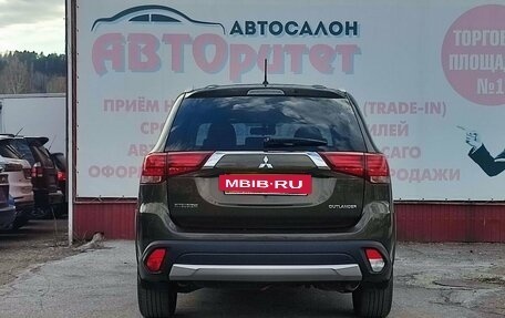 Mitsubishi Outlander III рестайлинг 3, 2015 год, 1 820 000 рублей, 6 фотография