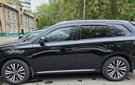 Mitsubishi Outlander III рестайлинг 3, 2022 год, 2 900 000 рублей, 3 фотография