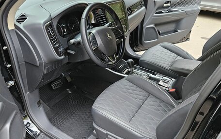 Mitsubishi Outlander III рестайлинг 3, 2022 год, 2 900 000 рублей, 5 фотография