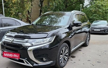 Mitsubishi Outlander III рестайлинг 3, 2022 год, 2 900 000 рублей, 2 фотография