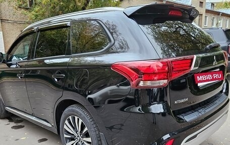 Mitsubishi Outlander III рестайлинг 3, 2022 год, 2 900 000 рублей, 11 фотография