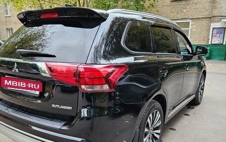 Mitsubishi Outlander III рестайлинг 3, 2022 год, 2 900 000 рублей, 16 фотография
