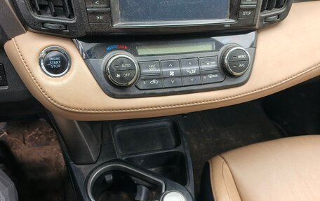 Toyota RAV4, 2017 год, 2 400 000 рублей, 8 фотография