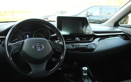 Toyota C-HR I рестайлинг, 2018 год, 2 550 000 рублей, 4 фотография