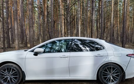 Toyota Camry, 2021 год, 3 850 000 рублей, 2 фотография