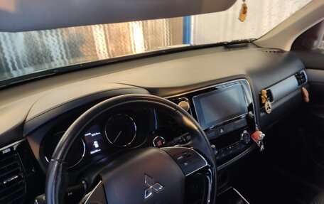Mitsubishi Outlander III рестайлинг 3, 2017 год, 2 520 000 рублей, 4 фотография