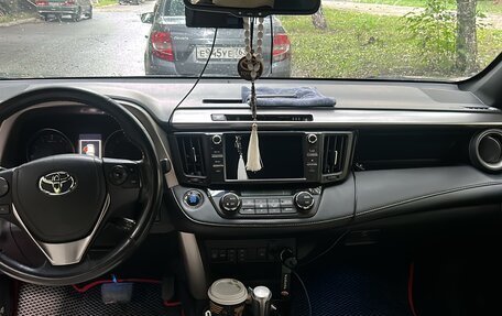 Toyota RAV4, 2018 год, 2 700 000 рублей, 4 фотография