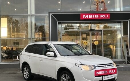 Mitsubishi Outlander III рестайлинг 3, 2014 год, 1 300 000 рублей, 3 фотография