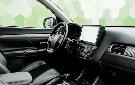 Mitsubishi Outlander III рестайлинг 3, 2014 год, 1 739 000 рублей, 13 фотография