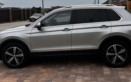 Volkswagen Tiguan II, 2018 год, 2 200 000 рублей, 3 фотография