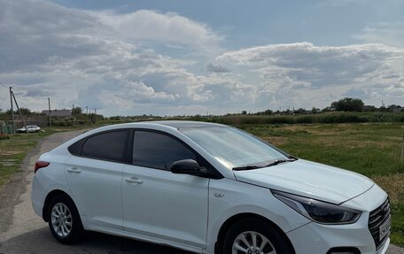 Hyundai Solaris II рестайлинг, 2018 год, 700 000 рублей, 3 фотография