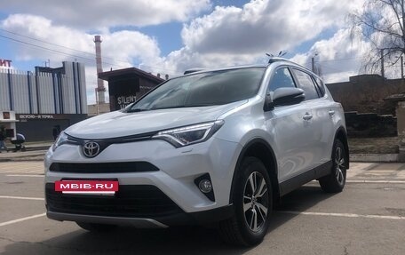 Toyota RAV4, 2018 год, 2 390 000 рублей, 2 фотография