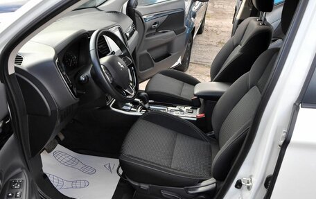 Mitsubishi Outlander III рестайлинг 3, 2021 год, 2 590 000 рублей, 10 фотография