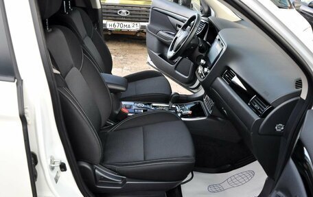 Mitsubishi Outlander III рестайлинг 3, 2021 год, 2 590 000 рублей, 19 фотография