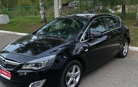 Opel Astra J, 2011 год, 680 000 рублей, 1 фотография