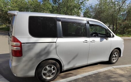 Toyota Noah III, 2011 год, 1 250 000 рублей, 2 фотография