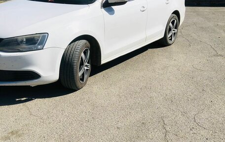 Volkswagen Jetta VI, 2013 год, 1 100 000 рублей, 2 фотография
