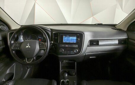 Mitsubishi Outlander III рестайлинг 3, 2016 год, 1 595 000 рублей, 10 фотография