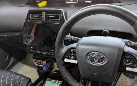 Toyota Prius IV XW50, 2017 год, 1 750 000 рублей, 5 фотография