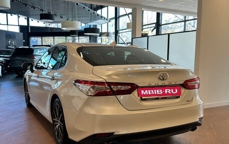 Toyota Camry, 2022 год, 3 900 000 рублей, 2 фотография