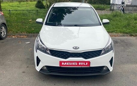 KIA Rio IV, 2020 год, 1 350 000 рублей, 2 фотография