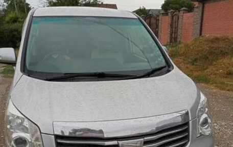 Toyota Noah III, 2010 год, 1 900 000 рублей, 1 фотография