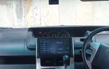Toyota Noah III, 2010 год, 1 900 000 рублей, 6 фотография