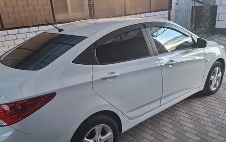 Hyundai Solaris II рестайлинг, 2013 год, 800 000 рублей, 2 фотография