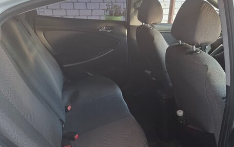 Hyundai Solaris II рестайлинг, 2013 год, 800 000 рублей, 6 фотография