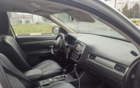 Mitsubishi Outlander III рестайлинг 3, 2016 год, 1 690 000 рублей, 8 фотография