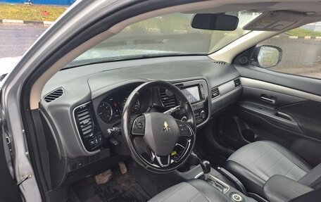 Mitsubishi Outlander III рестайлинг 3, 2016 год, 1 690 000 рублей, 9 фотография