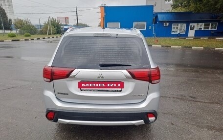 Mitsubishi Outlander III рестайлинг 3, 2016 год, 1 690 000 рублей, 2 фотография