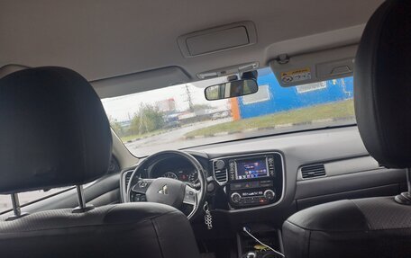 Mitsubishi Outlander III рестайлинг 3, 2016 год, 1 690 000 рублей, 12 фотография