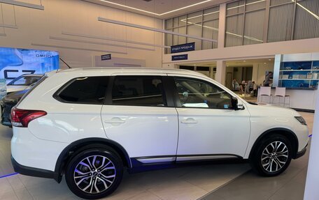 Mitsubishi Outlander III рестайлинг 3, 2015 год, 1 890 000 рублей, 6 фотография
