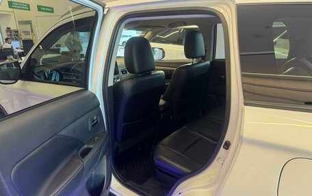 Mitsubishi Outlander III рестайлинг 3, 2015 год, 1 890 000 рублей, 14 фотография