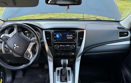 Mitsubishi Pajero Sport III рестайлинг, 2018 год, 1 950 000 рублей, 12 фотография