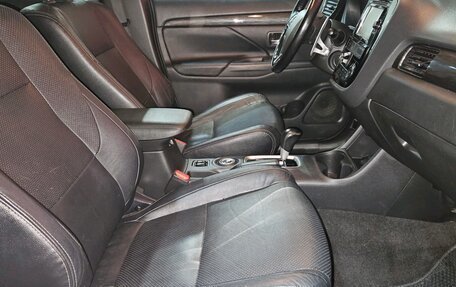 Mitsubishi Outlander III рестайлинг 3, 2016 год, 1 599 000 рублей, 13 фотография