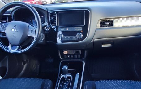 Mitsubishi Outlander III рестайлинг 3, 2018 год, 2 199 000 рублей, 10 фотография
