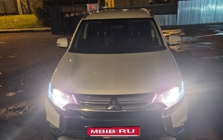 Mitsubishi Outlander III рестайлинг 3, 2016 год, 2 099 000 рублей, 2 фотография