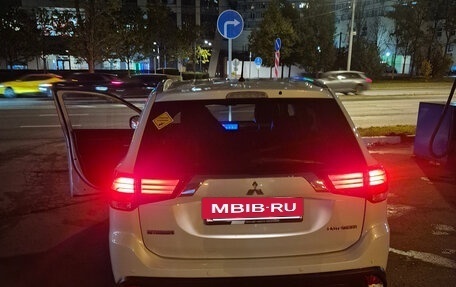 Mitsubishi Outlander III рестайлинг 3, 2016 год, 2 099 000 рублей, 3 фотография