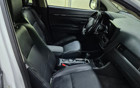 Mitsubishi Outlander III рестайлинг 3, 2016 год, 2 099 000 рублей, 14 фотография