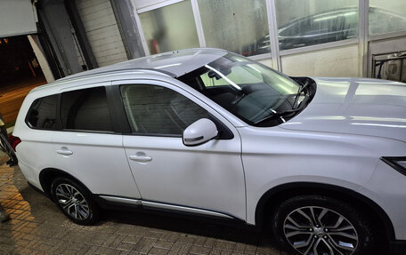 Mitsubishi Outlander III рестайлинг 3, 2016 год, 2 099 000 рублей, 10 фотография