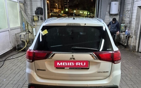 Mitsubishi Outlander III рестайлинг 3, 2016 год, 2 099 000 рублей, 13 фотография