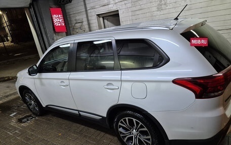 Mitsubishi Outlander III рестайлинг 3, 2016 год, 2 099 000 рублей, 12 фотография