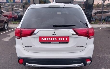 Mitsubishi Outlander III рестайлинг 3, 2018 год, 1 750 000 рублей, 4 фотография
