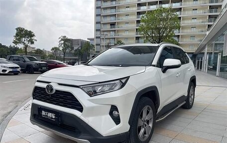Toyota RAV4, 2022 год, 2 252 000 рублей, 3 фотография