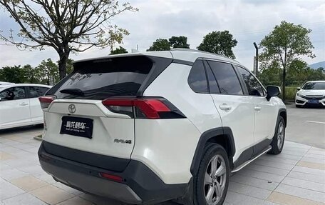 Toyota RAV4, 2022 год, 2 252 000 рублей, 4 фотография