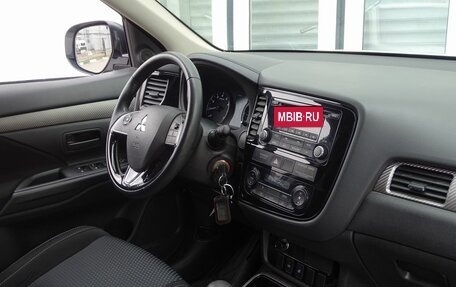 Mitsubishi Outlander III рестайлинг 3, 2018 год, 1 990 000 рублей, 2 фотография