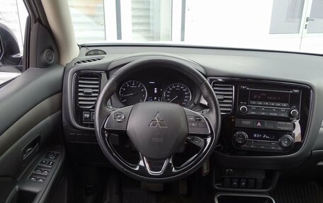 Mitsubishi Outlander III рестайлинг 3, 2018 год, 1 990 000 рублей, 9 фотография